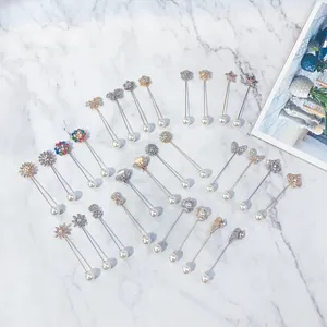 Sammlung eleganter Perlen-Anstecknadeln mit funkelnden Strasssteinen in verschiedenen Designs.