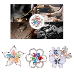 Detailansicht von drei Strass-Schalringen aus Legierung mit Blumen- und Schmetterlingsdesign.