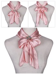 Elegantes Set aus Strass-Schalringen aus Legierung auf einem rosa Seidenschal