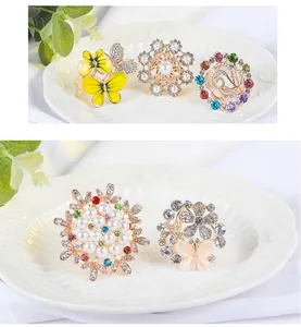 Nahaufnahme eleganter Schalringe mit Blumen- und Schmetterlings-Strasssteinen.