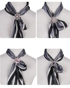 Detailansicht von vier eleganten Tuchclips aus Legierung mit Perlen und Strasssteinen