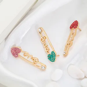 Set mit drei eleganten goldenen Love Sicherheitsnadel-Brosche mit Herz-Strasssteinen