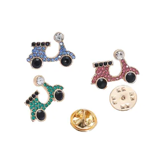 Drei bunte Strass-Broschen in Roller-Form für modisches Kleidung und Accessoires-Styling