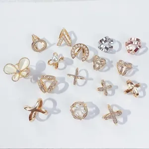 Elegante Schalclips aus Legierung mit Strass und Perlen auf einem weißen Hintergrund.