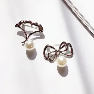 Spille in perla e lega d'argento a forma di foglia di ginkgo e fiocco per donna
