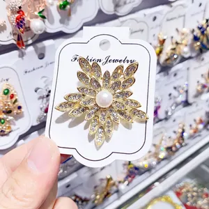 Detailansicht einer Blumenbrosche aus Legierung mit Süßwasserperle und Strass