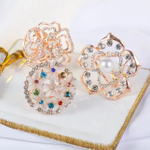 Mode Legierung Strass Schalschnalle Kreative Blume Schmetterling Künstliche Perle Schal Clip Elegante Accessoires Für Damen