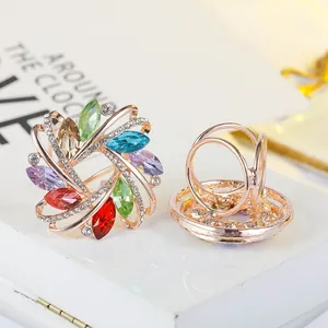 Eleganter Blumenschal-Clip mit bunten Strasssteinen und vergoldetem Dreiring-Design.