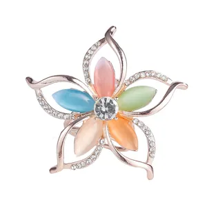 Eleganter Seidenschal-Clip in Blumenform mit bunten Steinen und funkelnden Strasssteinen