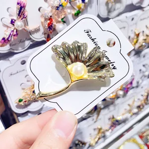 Detailansicht der Ginkgo-Blatt-Brosche mit Süßwasserperle und funkelnden Straßsteinen