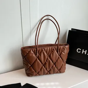 Elegante bolso tote acolchado marrón de gran capacidad para desplazamientos de invierno