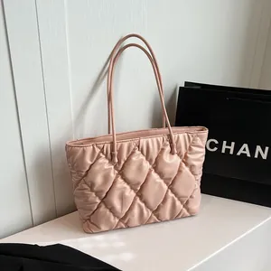 Elegante bolso tote acolchado rosa con interior espacioso para uso diario