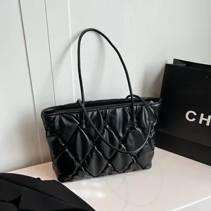 Bolso tote acolchado negro de gran capacidad con correas de hombro para el trabajo.