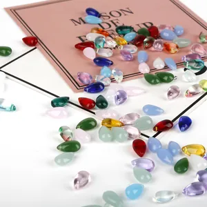 Detalle macro de cuentas de vidrio de gota de colores para crear accesorios de joyería DIY