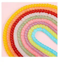 Gros plan de perles cylindriques en verre de 8 mm pour la création de bijoux.