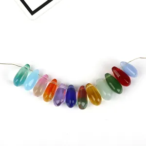 Cuentas de cristal de colores en forma de gota para hacer joyas DIY y accesorios variados.