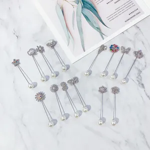 Set aus eleganten Sicherheitsnadel-Broschen mit Perlen und Strasssteinen für Anzüge.
