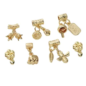 Set aus 14 Karat vergoldeten Kupferanhängern mit Biene, Blatt und floralen Designs.