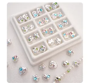 Détail de perles Mabe en acrylique serties de strass pour la création de bijoux