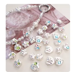 Gros plan de perles d'imitation en forme de cœur et d'étoile avec strass colorés