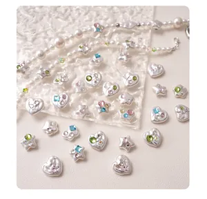 Vue détaillée de perles en forme de cœur et d'étoile en acrylique ornées de strass colorés