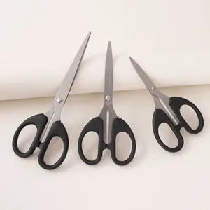 Set di tre forbici in acciaio inossidabile con manico nero per ufficio e fai da te.