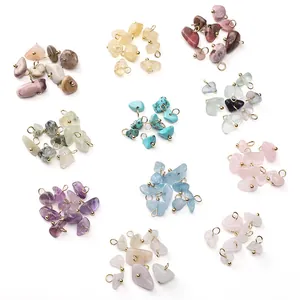 Vue détaillée de breloques colorées en éclats de pierre naturelle pour bijoux DIY.