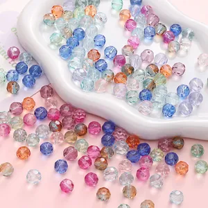 Gros plan détaillé sur des perles de verre à facettes de 10 mm pour bijoux artisanaux DIY