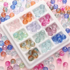 Vue détaillée de perles en verre facettées de 10mm en plusieurs couleurs pour bijoux DIY