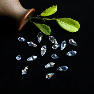 Macro detail van gefacetteerde heldere glazen druppelkralen voor DIY sieradenprojecten