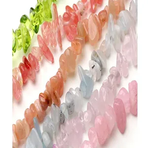 Vue macro détaillée de perles en éclats de verre colorés pour la création de bijoux