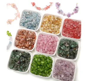 Vue détaillée de pierres de verre colorées dans des bols blancs pour bijoux DIY.