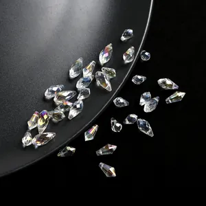 Gedetailleerd overzicht van gefacetteerde glazen druppelkralen voor DIY-sieraden.