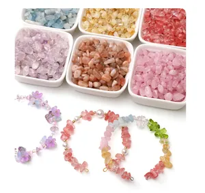 Gros plan de pierres concassées en verre coloré avec des bracelets en perles faits à la main