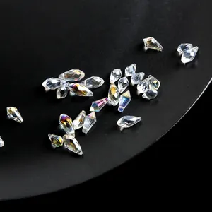 Macro-opname van glinsterende iriserende glazen druppelkralen met zijgat voor DIY-sieraden