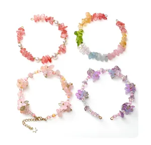 Vue détaillée de quatre bracelets perlés en perles de verre imitant la pierre