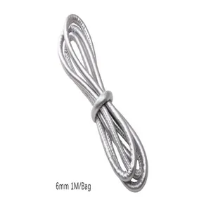 Close-up van 6mm zilveren gevlochten kunstlederen koord voor handgemaakte DIY-sieraden