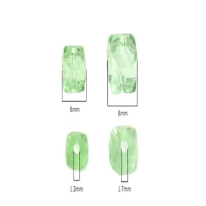 Vue détaillée de perles cubes en acrylique vert avec mesures de taille pour bijoux