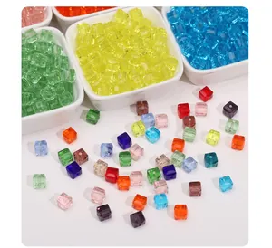 Vue détaillée de perles cubes en acrylique colorées de 8 mm pour les bijoux DIY.
