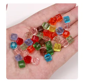 Gros plan de perles cubes en acrylique multicolores de 8mm avec fini iridescent