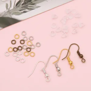 Gedetailleerd overzicht van DIY-oorringset met ijzeren haken, ringen en achterkantjes