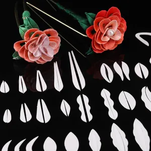 Dettaglio dei modelli di petali pretagliati e forcine fatte a mano in stile antico.
