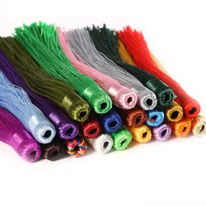 Un primo piano di nappe di seta multicolore per gioielli fai-da-te e nodi cinesi.