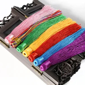 Dettaglio di nappe di seta colorate per gioielli fai-da-te e artigianato tradizionale in stile antico