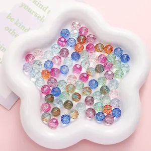 Gros plan de perles de verre transparentes de 10 mm pour la création de bijoux DIY.
