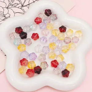 Primer plano detallado de cuentas de rosas de vidrio de 12mm para bisutería DIY