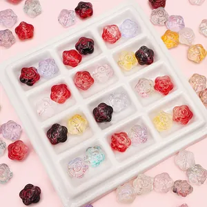 Vista detallada de cuentas de rosa de vidrio de 12 mm en varios colores para DIY