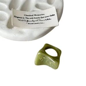 Bague épaisse en résine irrégulière avec motif marbré vert pour un style artistique unique