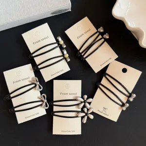 Collection détaillée de barrettes minimalistes en métal argenté mat avec fleurs et cœurs