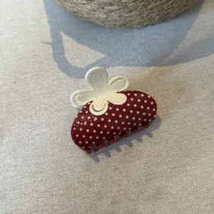 Molla per capelli rossa in acetato di cellulosa con pois bianchi e design a fiore.